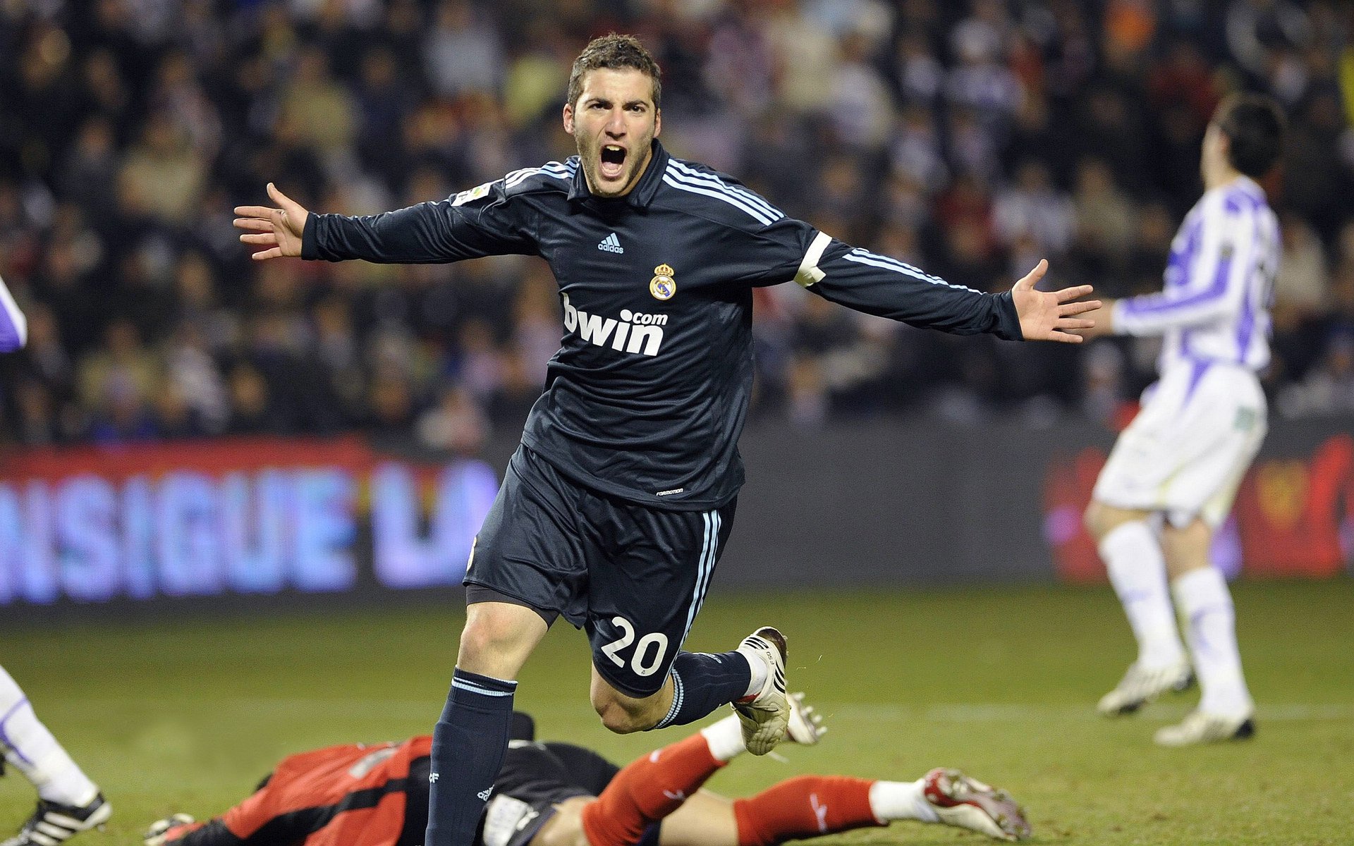 芬兰击败阿尔及利亚，欧洲国家联赛实力显现，芬兰首次入围欧洲杯庆祝