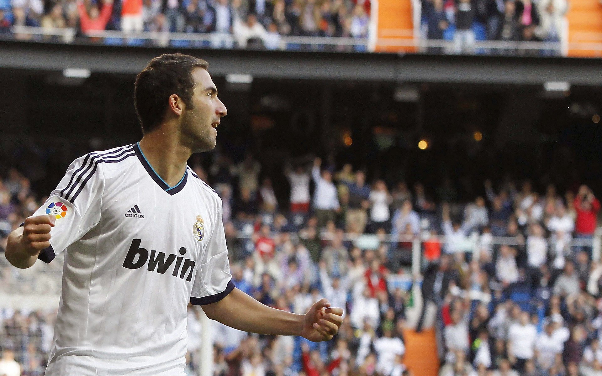 足球比赛中球员技术得到认可与称赞，足球比赛中球员技术得到认可与称赞怎么写